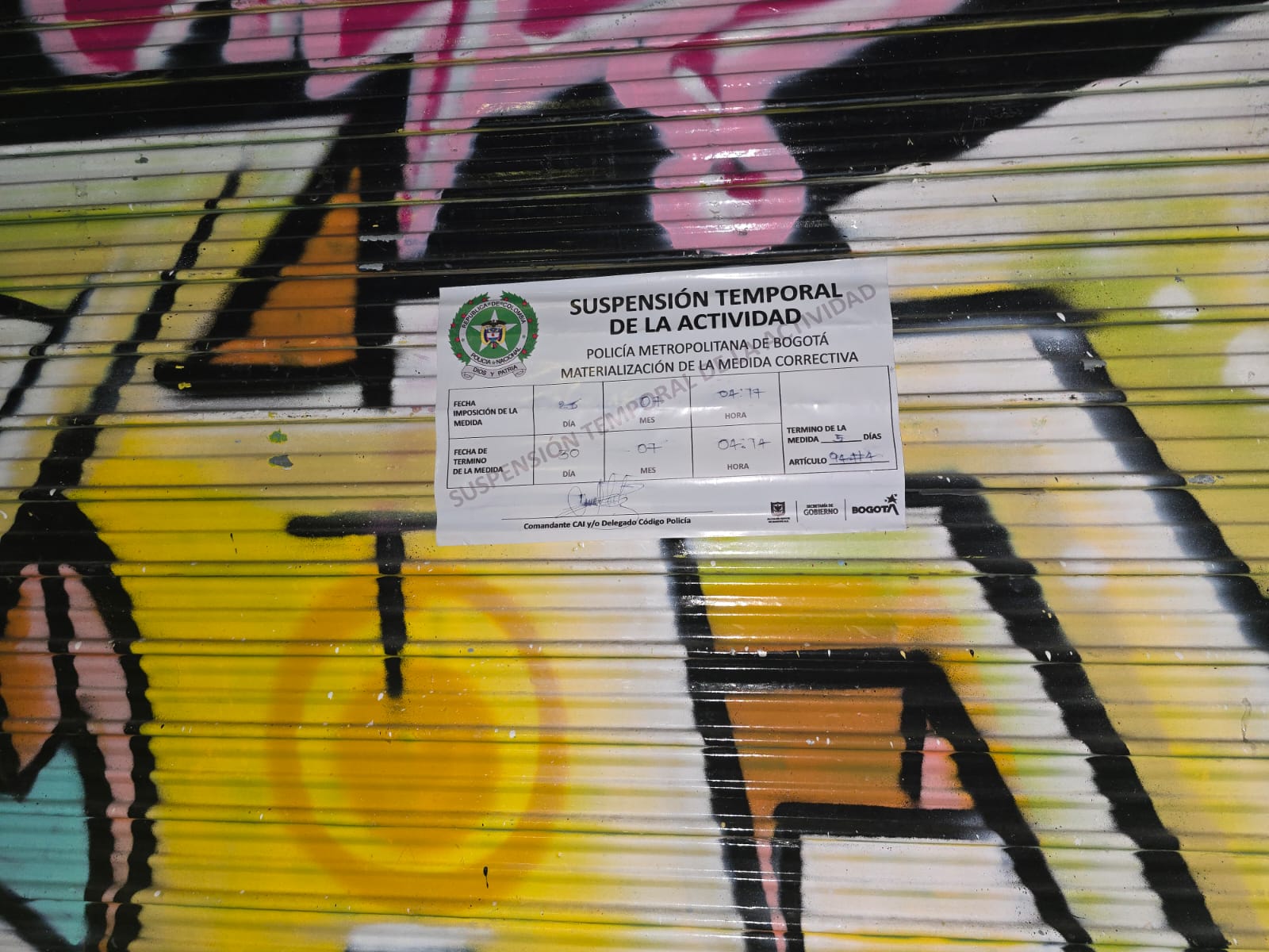 Discoteca sancionada por vender licor en horarios no autorizados.