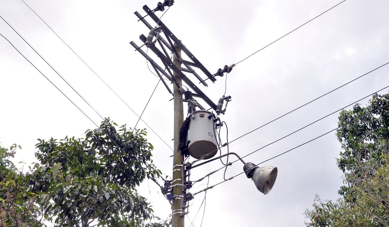 Poste de luz del alumbrado público en Bogotá