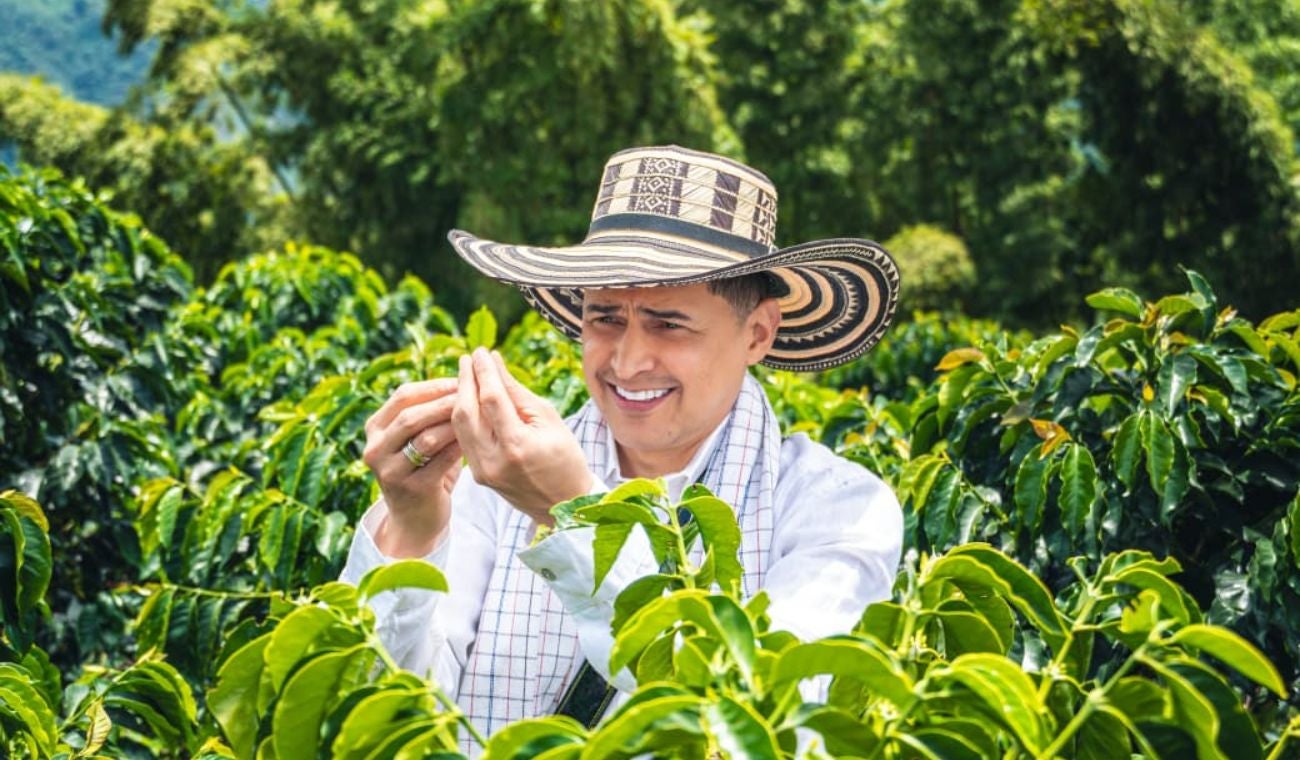 Jorge Celedón en un cultivo de café, a propósito del lanzamiento de su marca.