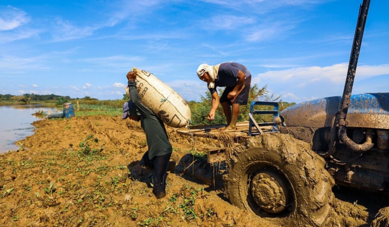 Campesinos reciben salvavidas tras afectaciones por fenómenos climáticos