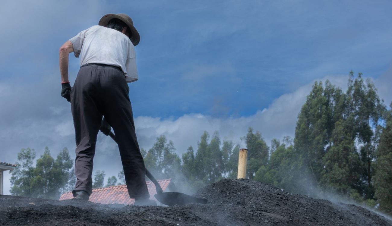Allanamiento sorpresa en Suba por quemas ilegales de carbón a cielo abierto