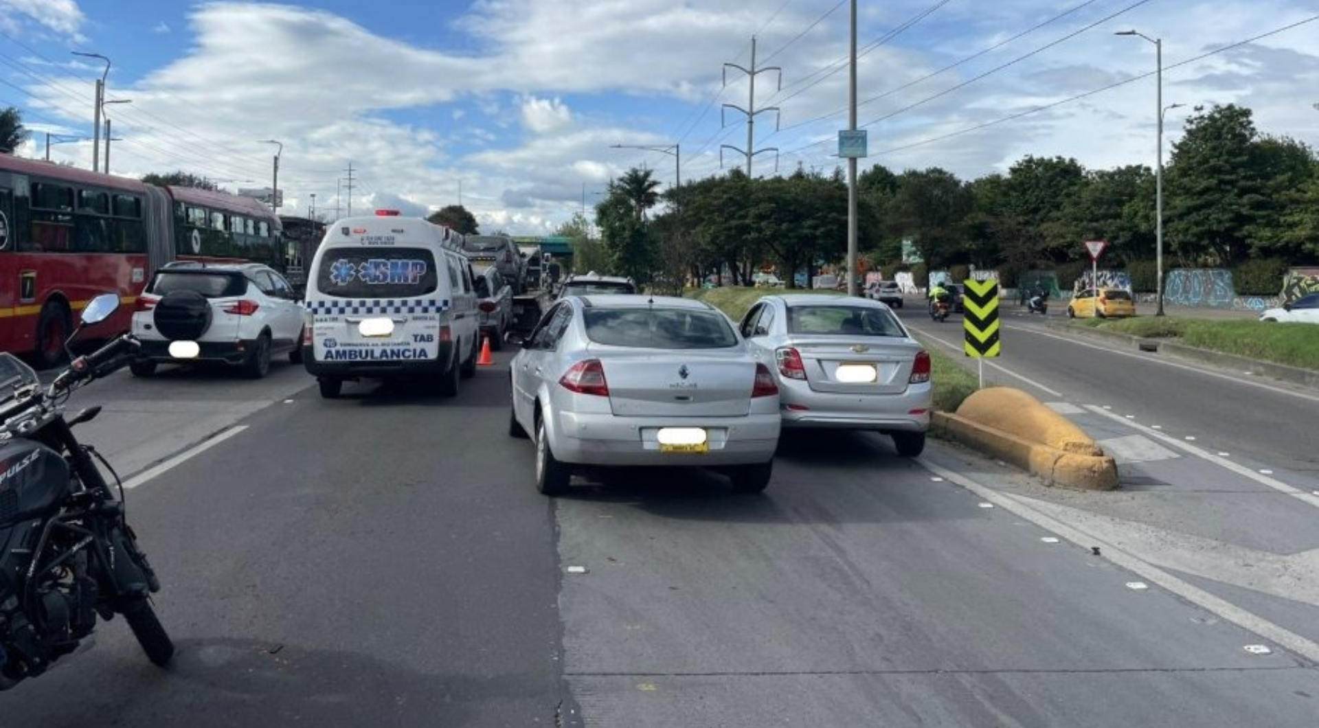 Grúa, carro y moto se estrellaron en Usaquén y arman trancón en la zona