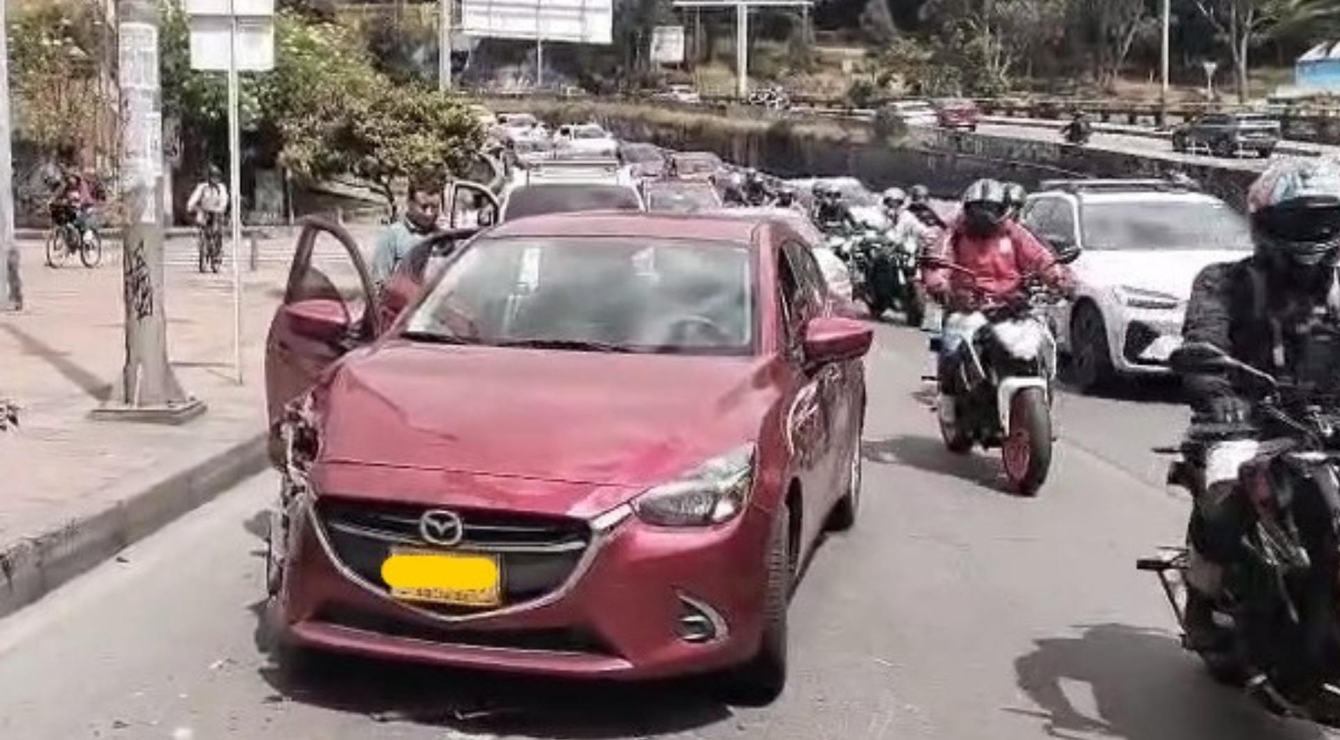 Un taxi y un carro chocaron en la Av. Suba; el tráfico anda a paso de tortuga