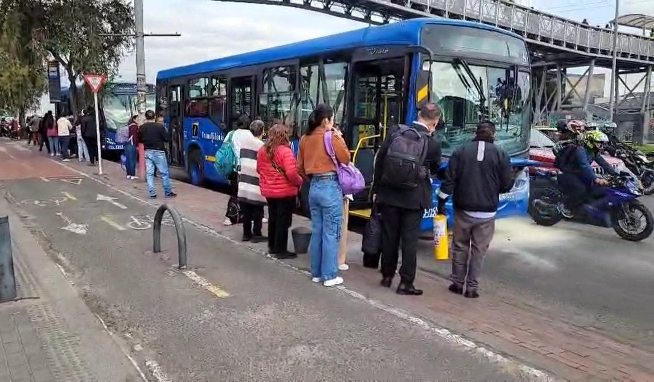 Conductor del SITP salva a bus de incendiarse