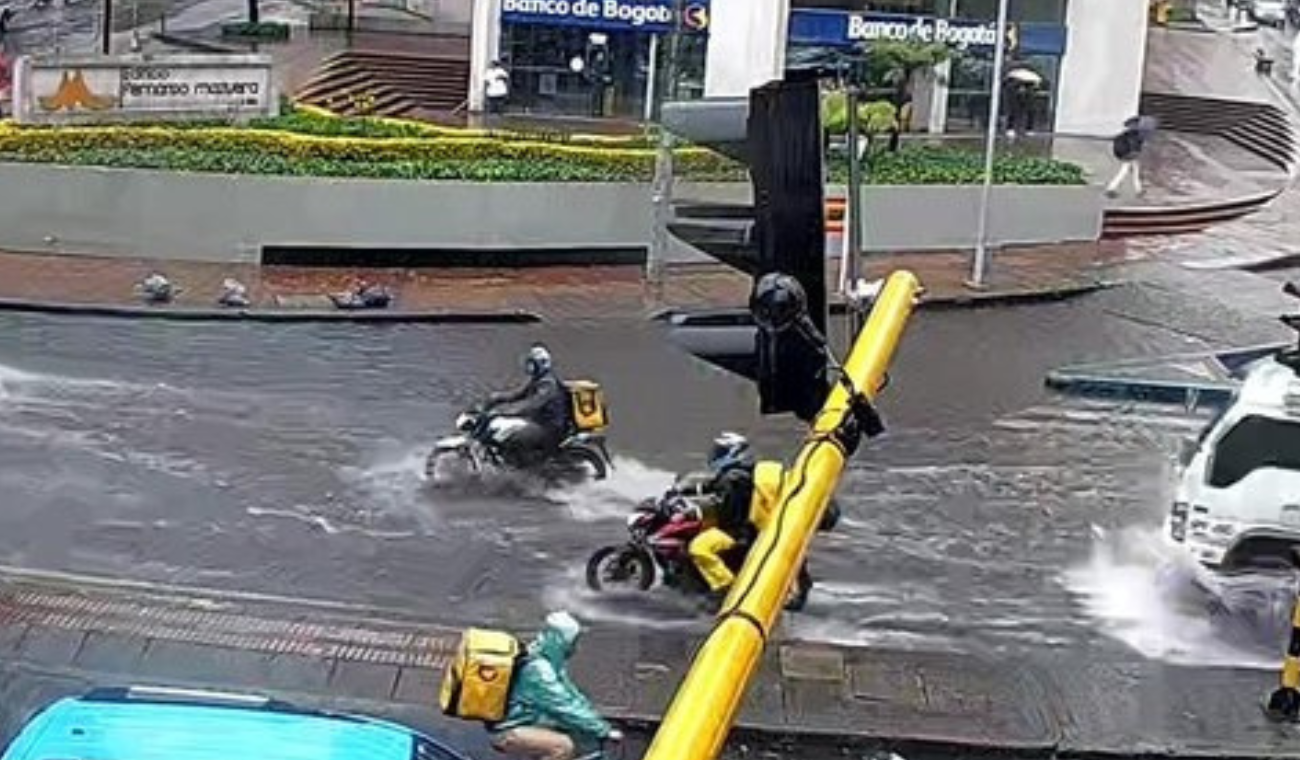 Aguacero dejó inundaciones y trancón en Chapinero, según Secretaría de Movilidad