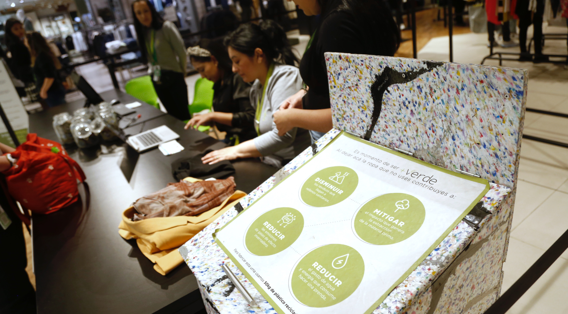 Bogotá instaló 17 contenedores para que tu ropa en desuso tenga una segunda oportunidad