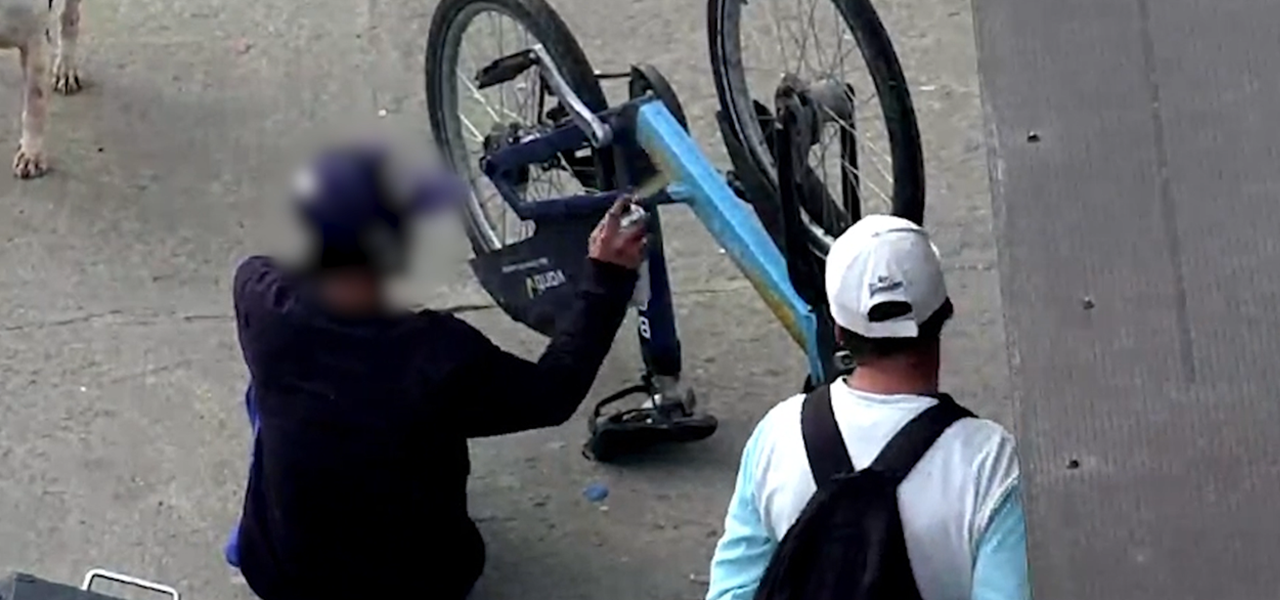 Ladrón pintando bicicleta del sistema público