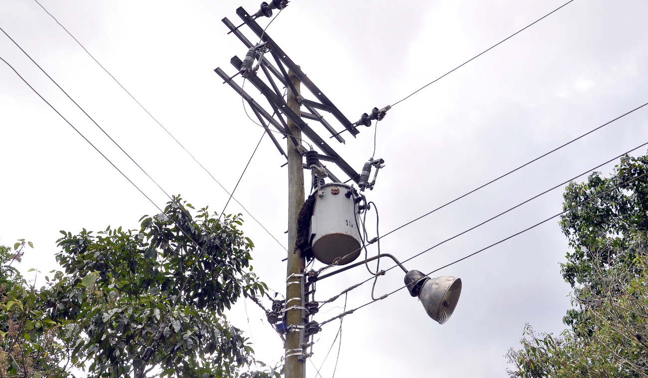 Robos, vandalismo y oscuridad están afectando el alumbrado público de Bogotá