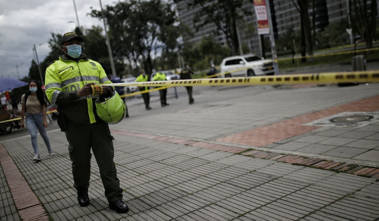 Policías cercando el lugar de un robo en Bogotá