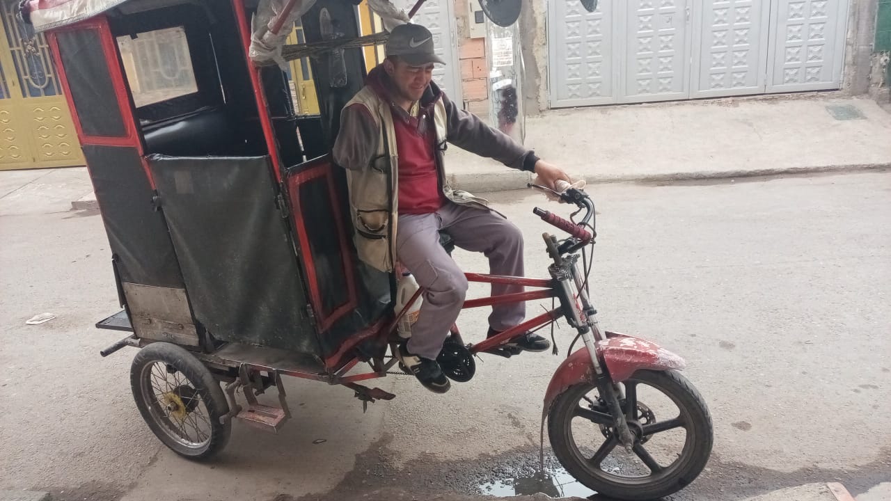 Bicitaxista afectado por perros