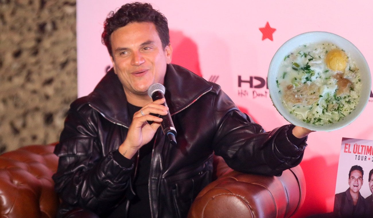 SIlvestre Dangond come tamal y changua tras sus conciertos en Bogotá