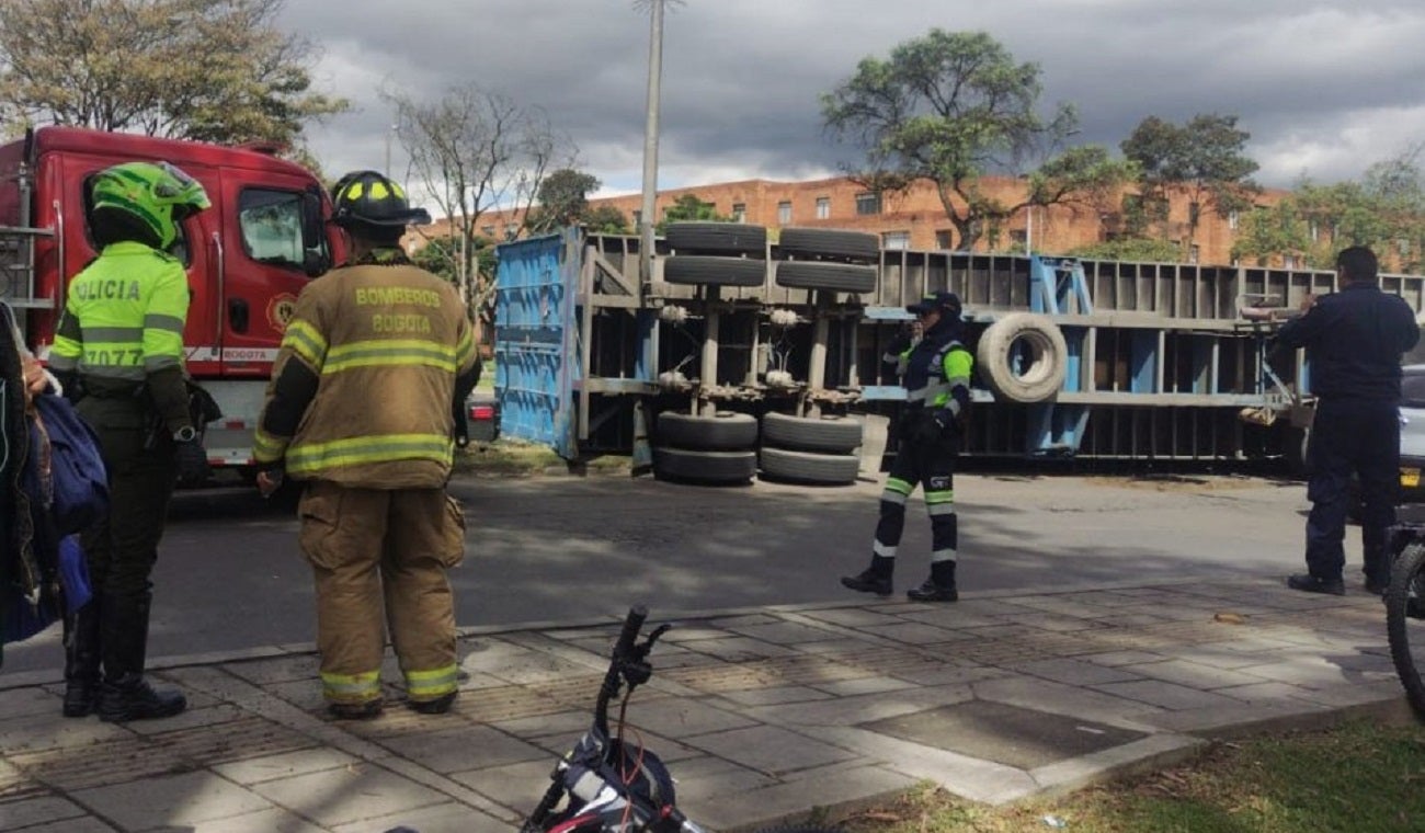 Tractocamión volcado en Bogotá