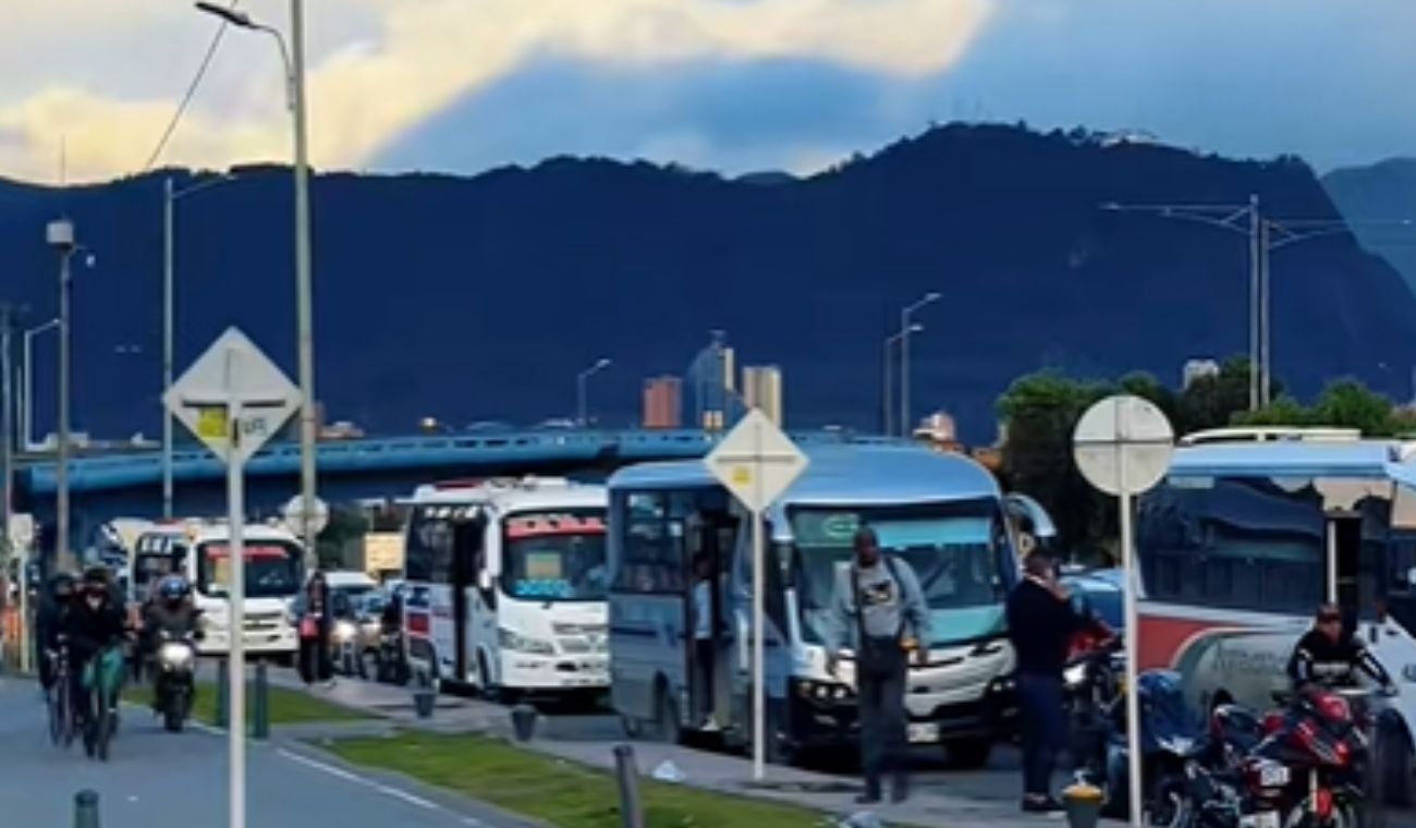 Trancón en las Américas tienen doliente, buses intermunicipales en aprietos