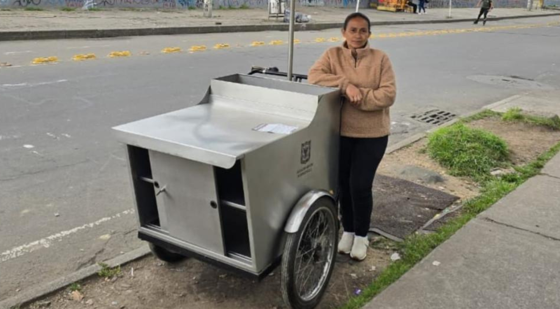 Con nuevos triciclos, vendedores de Santa Fe y La Candelaria estrenan chance de vender con estilo