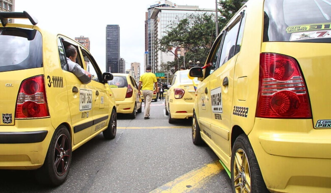 Violento robo a taxista y pasajero en Bogotá: quedaron de una sola pieza