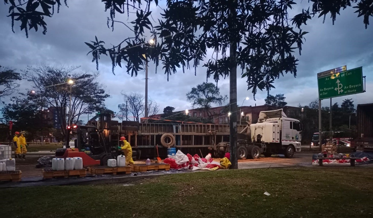 Volcamiento de tractocamión en occidente de Bogotá