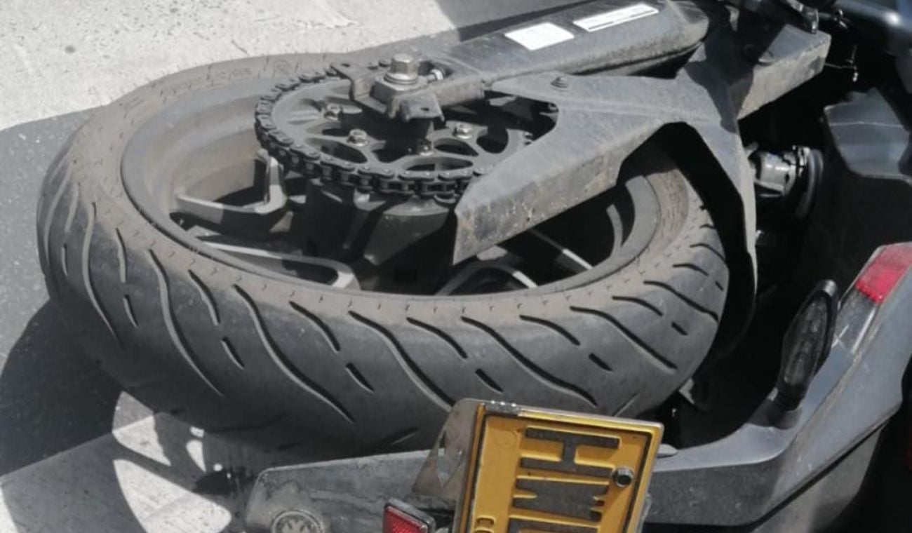 Moto accidentada en calle de Bogotá