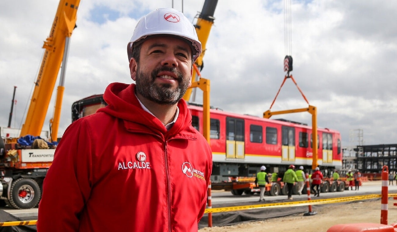 Alcalde Carlos Fernando Galán, recibiendo el Metro de Bogotá