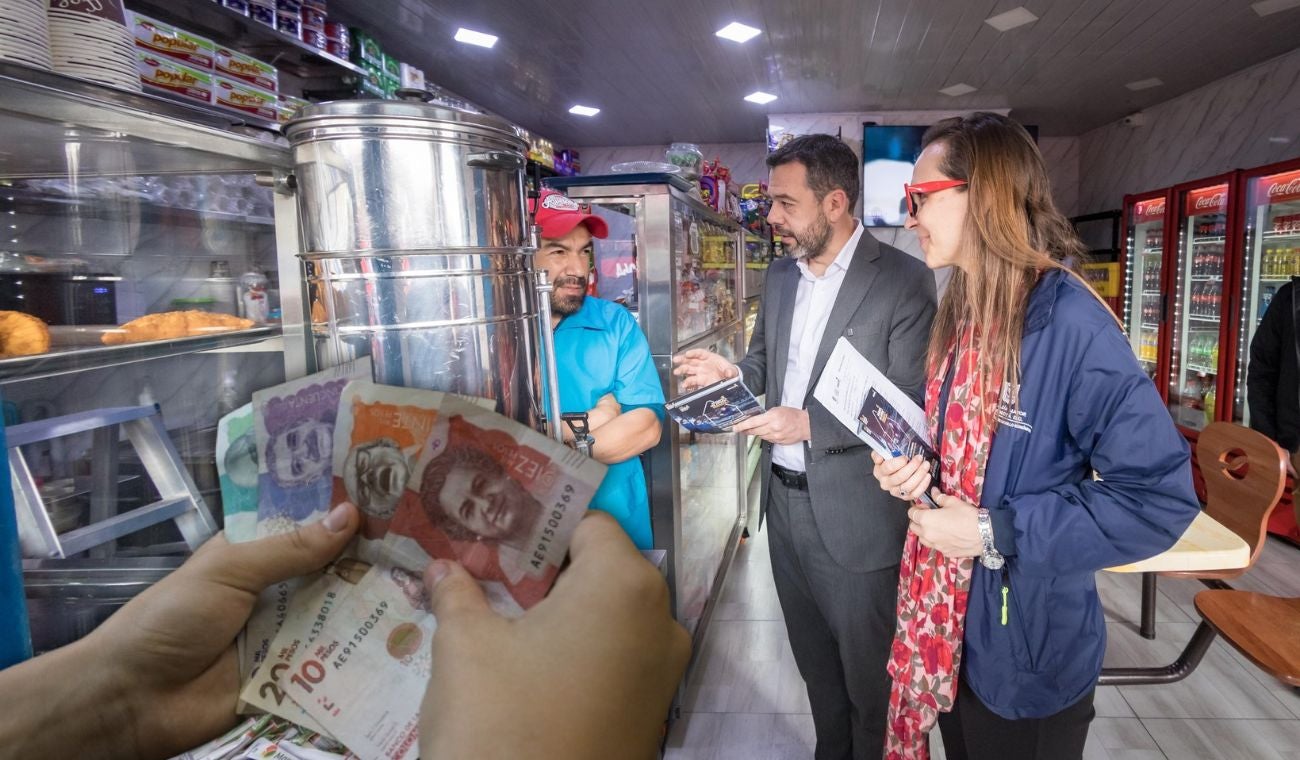 Alcalde Carlos Fernando Galán visitando comerciantes en Bogotá