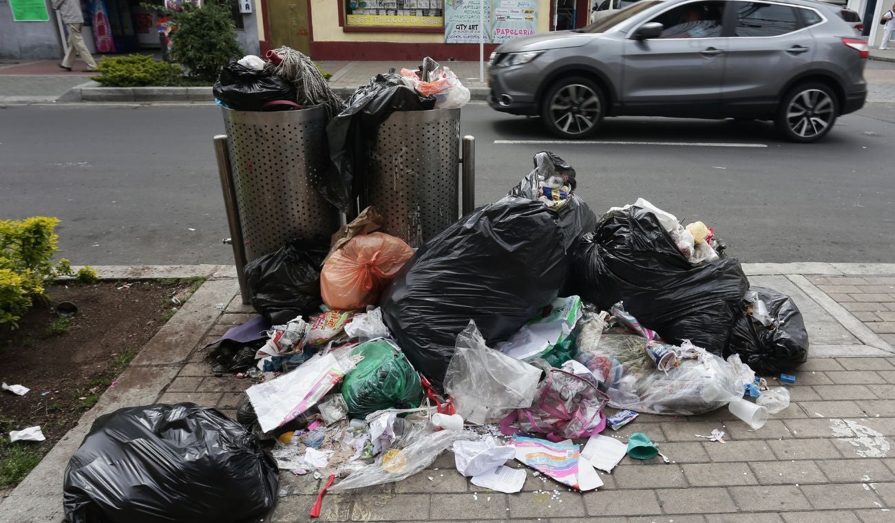 Esquina de calle en Bogotá inundada de basura