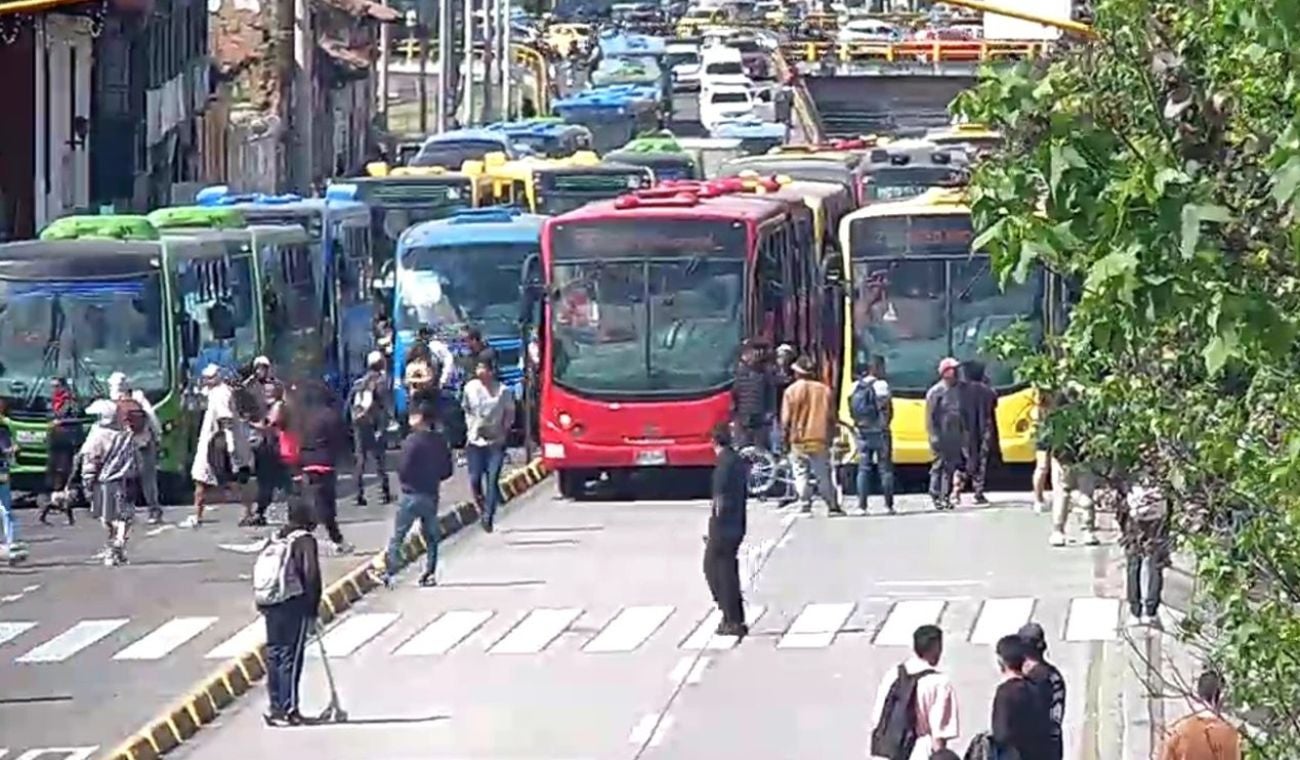 Manifestantes en el centro de Bogotá bloquean la vía