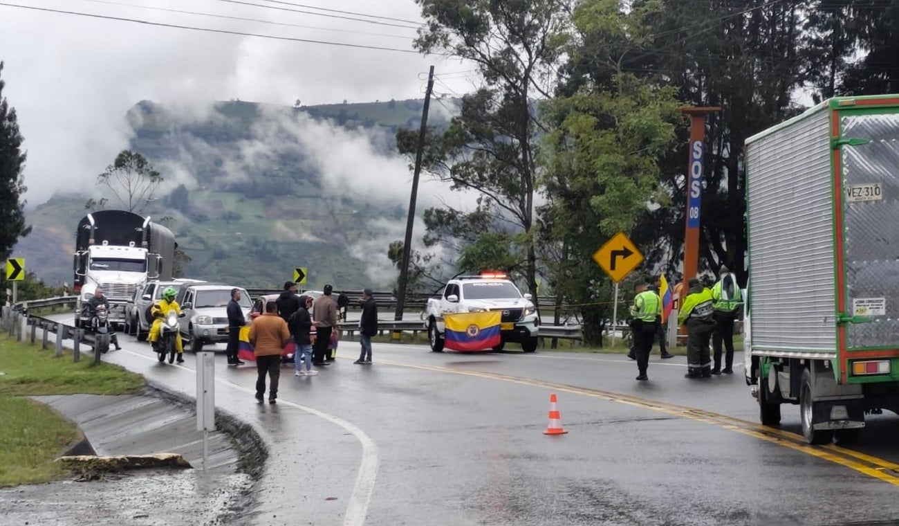 Bloqueos en vías al Llano