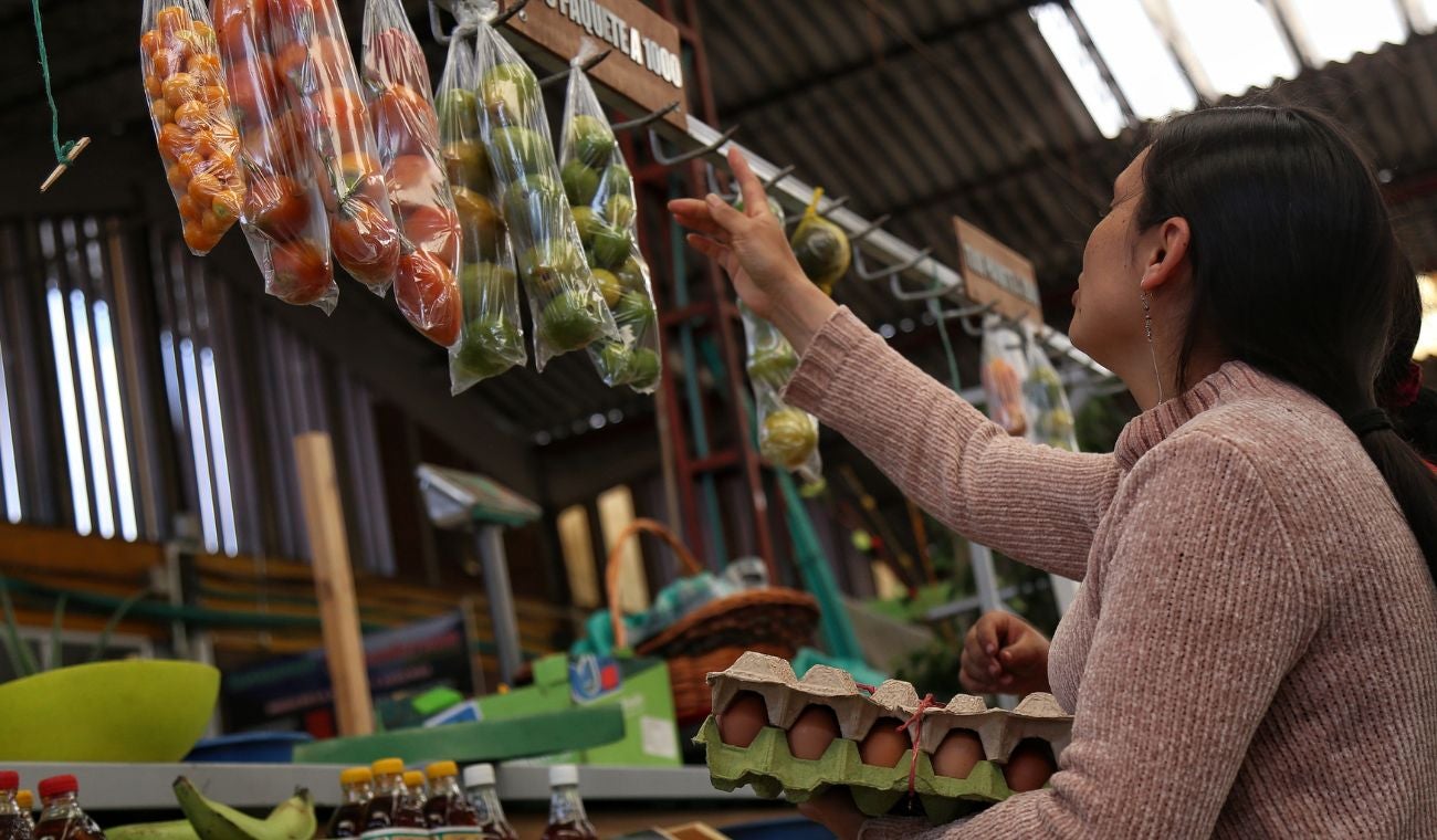 Mujer haciendo mercado en Bogotá
