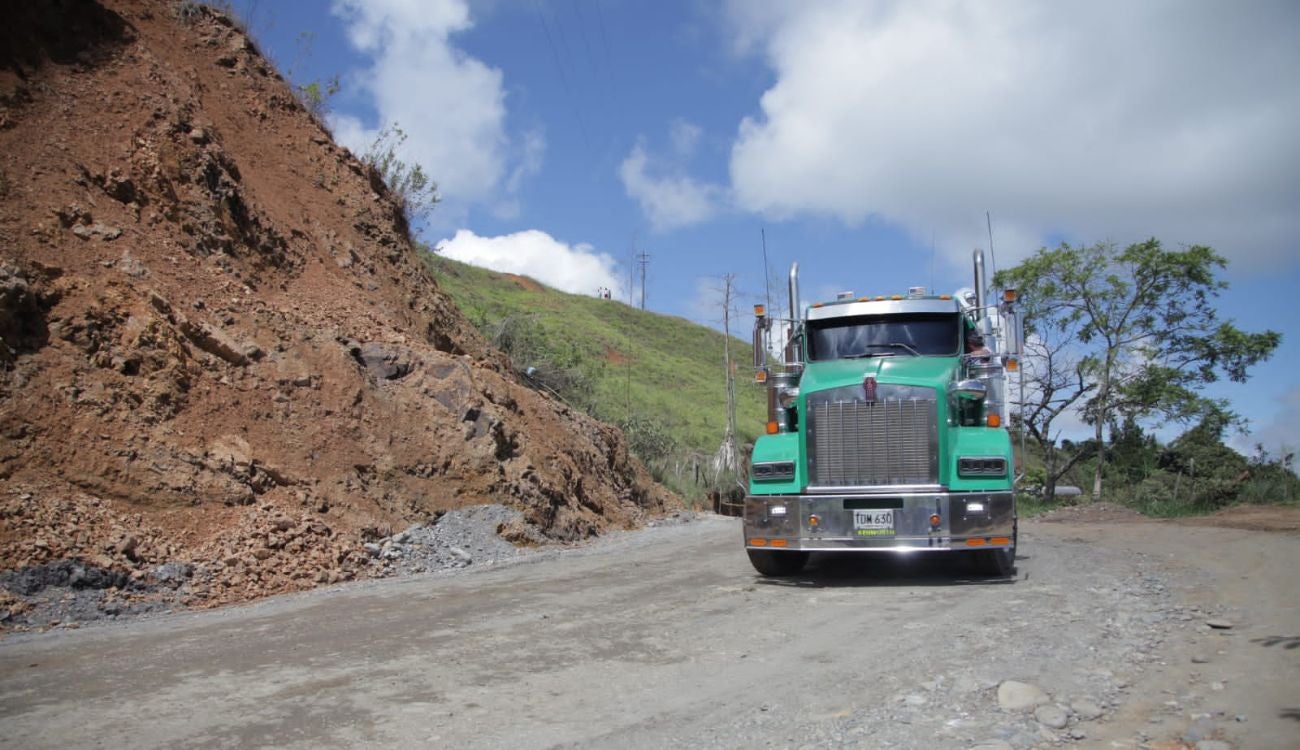 Vehículos de carga pesada no pueden pasar por la vía Bogotá -Villavicencio