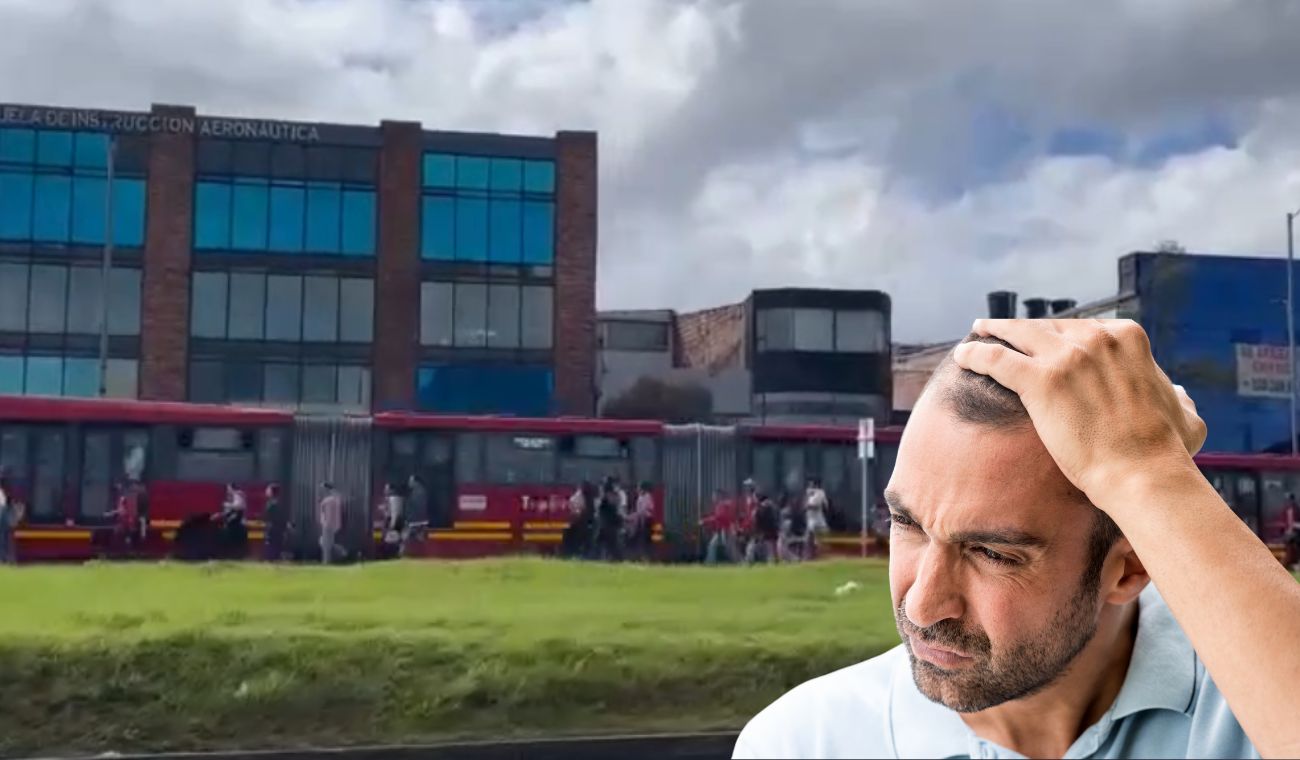 Usuarios de TransMilenio caminan por bus varado