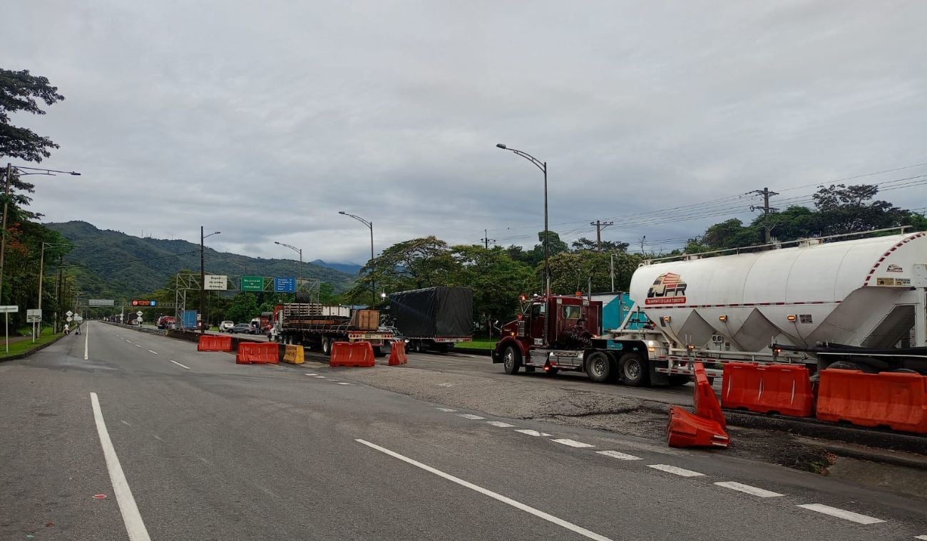Vía al Llano cerrada por manifestaciones