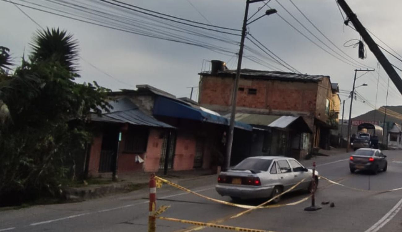 Poste a punto de caer causa cierre y caos en la vía Bogotá – La Calera