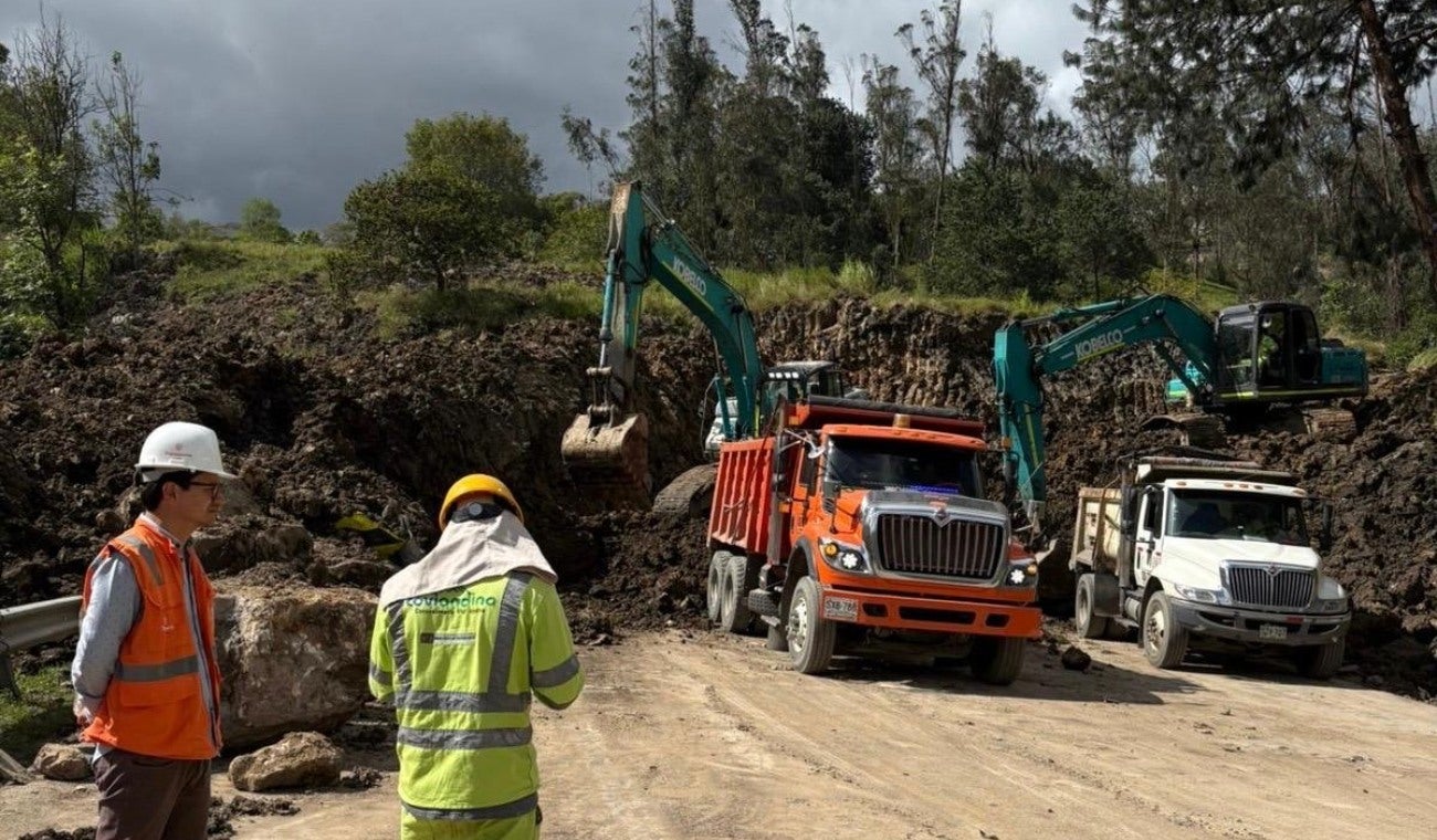 Maquinaria en la vía al Llano. Septiembre 2025.