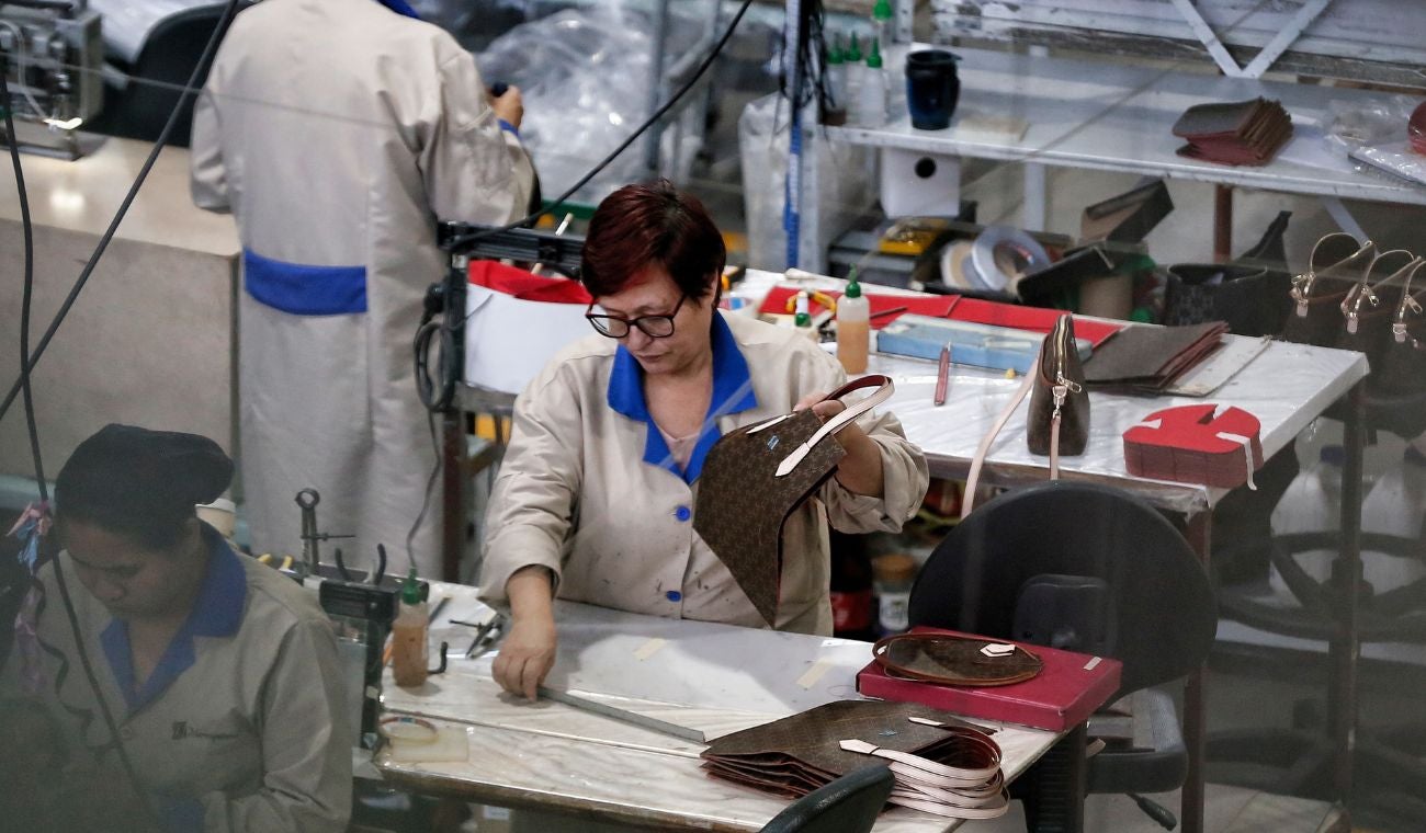 Mujer trabajando en fábrica de Bogotá