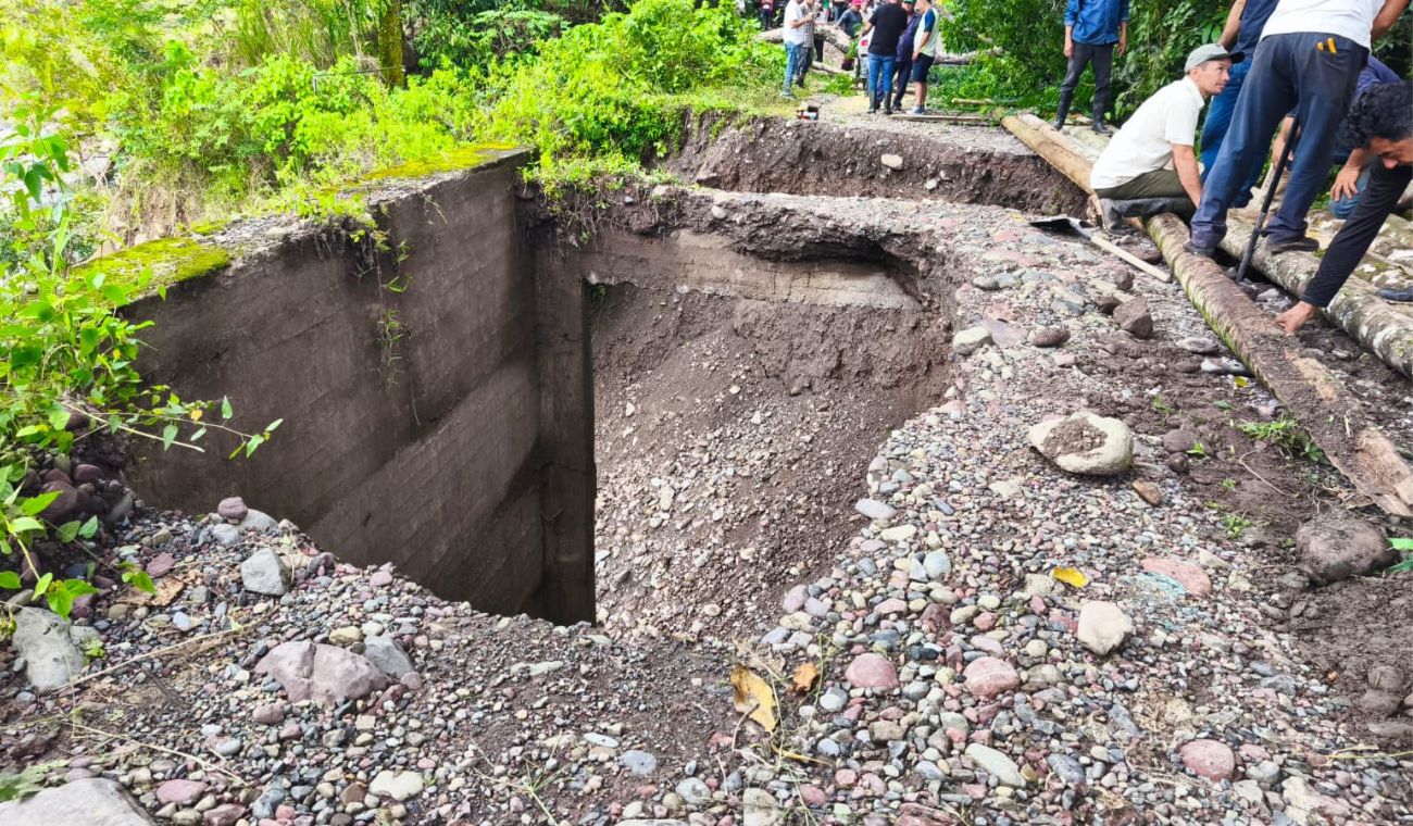 Deslizamiento afecta vía clave en Cundinamarca