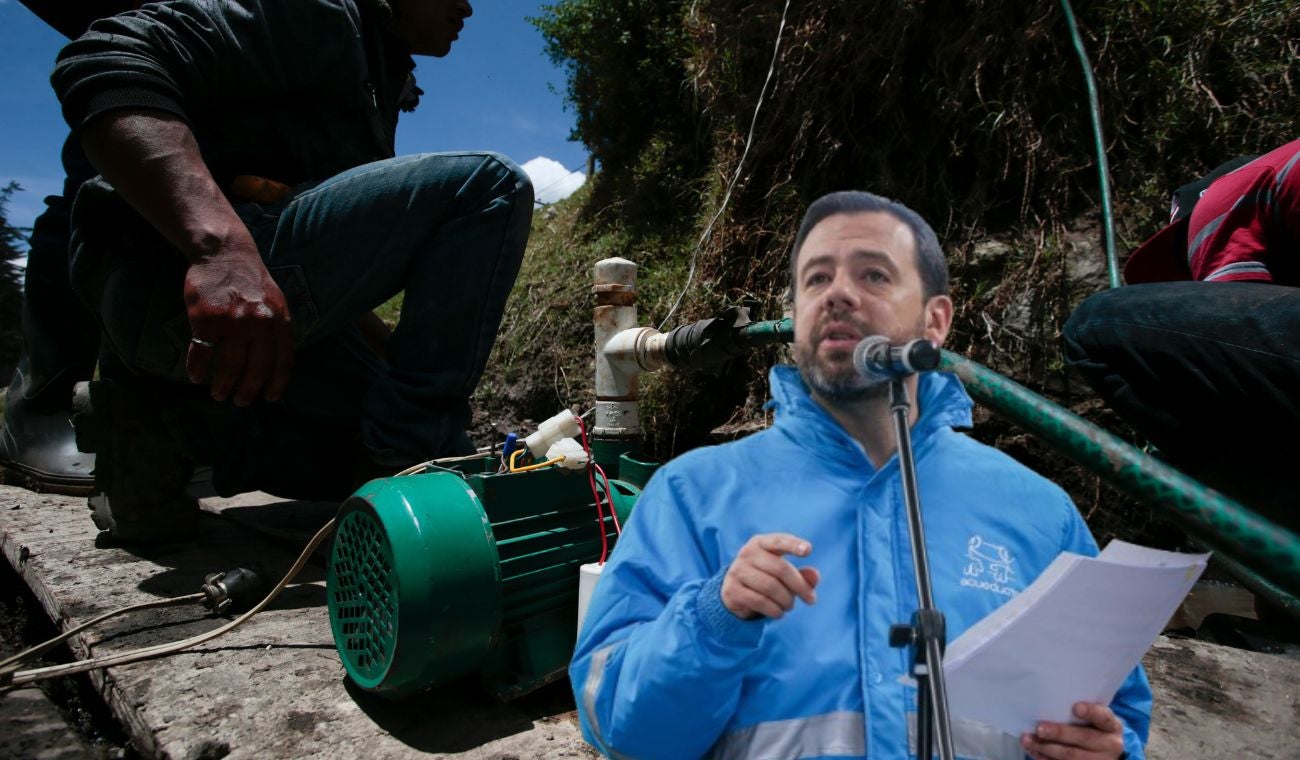 Alcalde Carlos Fernando Galán atendiendo asuntos del acueducto