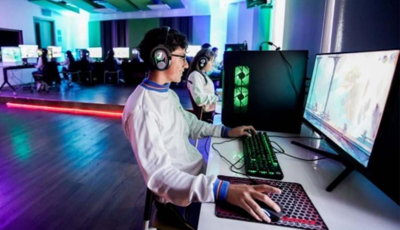 Colegio en Bogotá estrena Centro de Interés de eSports: pelaos están felices