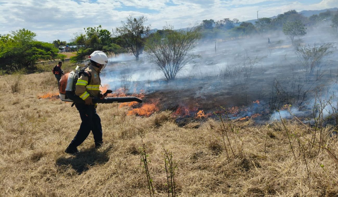 Cuerpo de bomberos controlando incendios en Cundinamarca