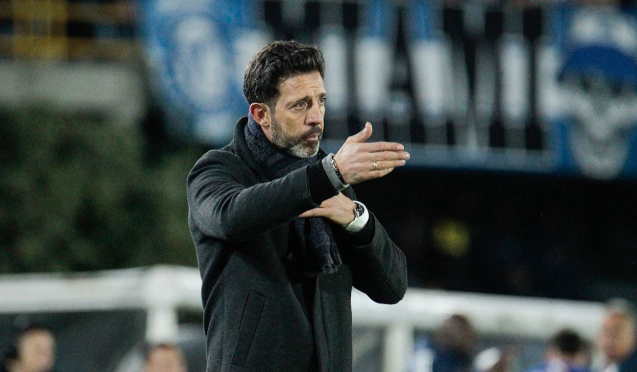 Jorge Bava dirigiendo un partido con Santa Fe