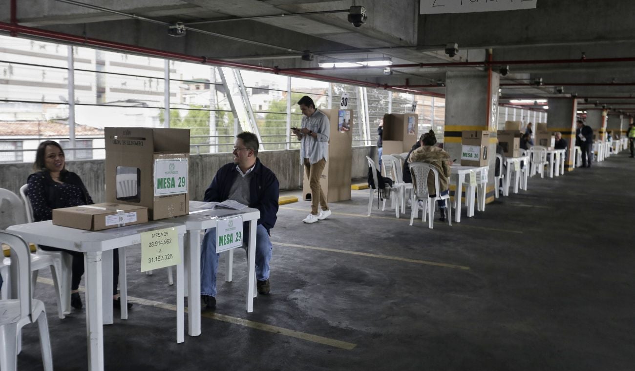 Jurados de votación cuidando las urnas en jornada electoral