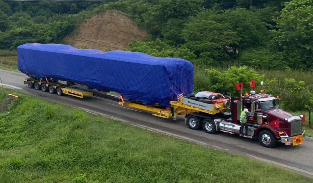 Trenes del Metro de Bogotá viajando por las carreteras del país.