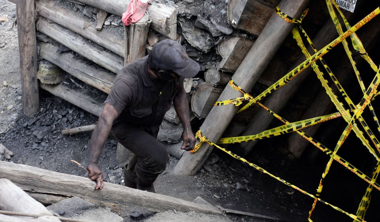 Minero entrando en un socavón