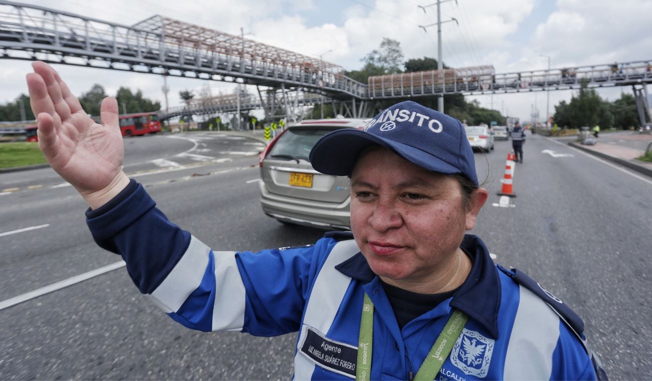 Agente de tránsito en puesto de control