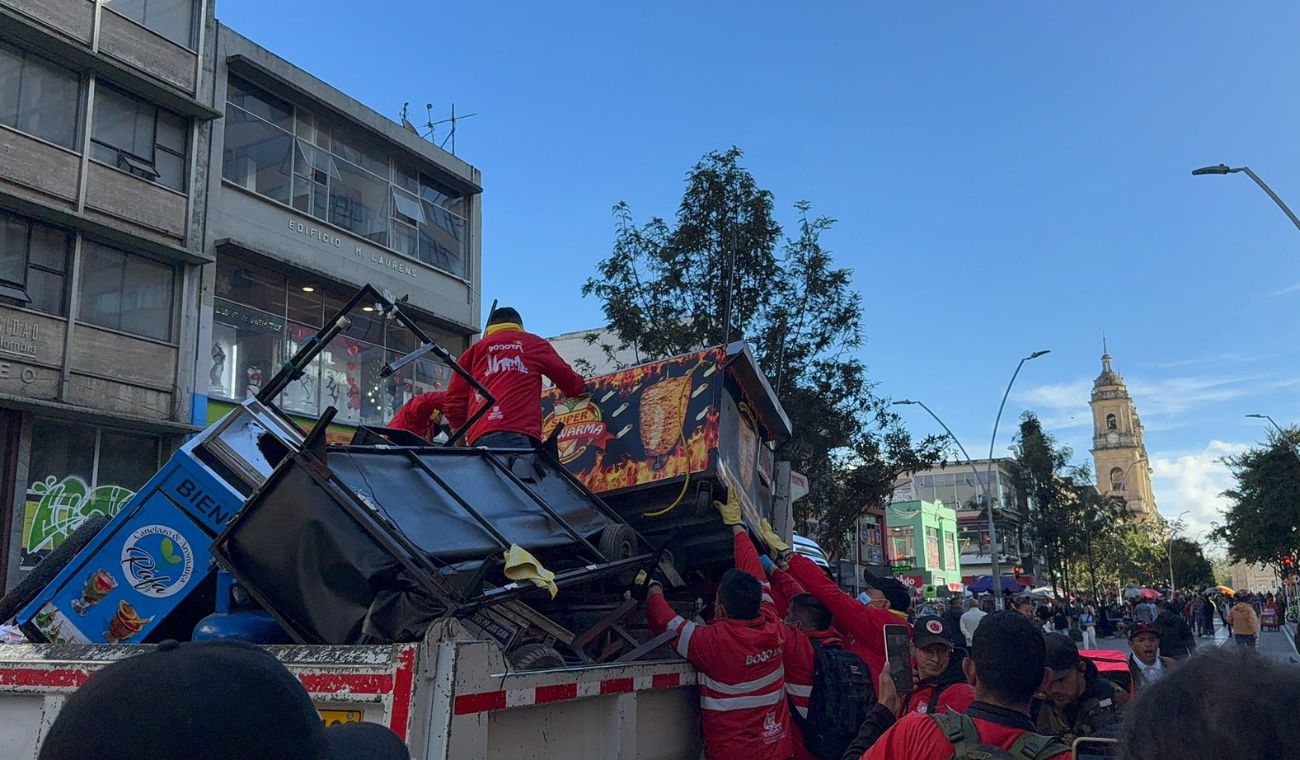 Autoridades de Bogotá decomisando carro de comidas