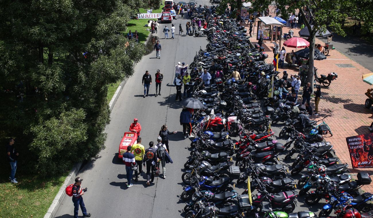 Motociclistas bloqueando vía de Bogotá en paro.