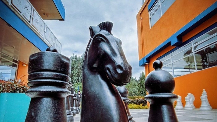 Cierre de Gimnasio Los Laureles por Valeria Afanador