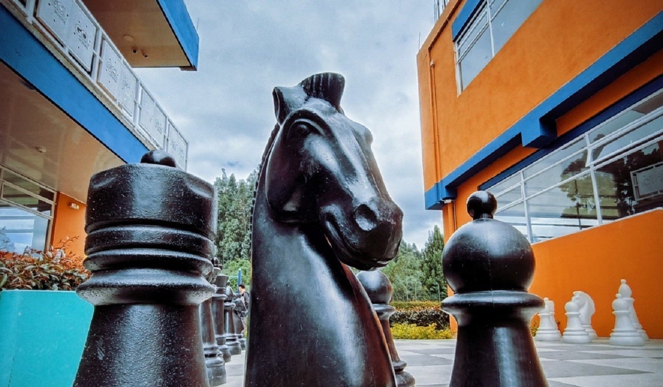 Cierre de Gimnasio Los Laureles por Valeria Afanador