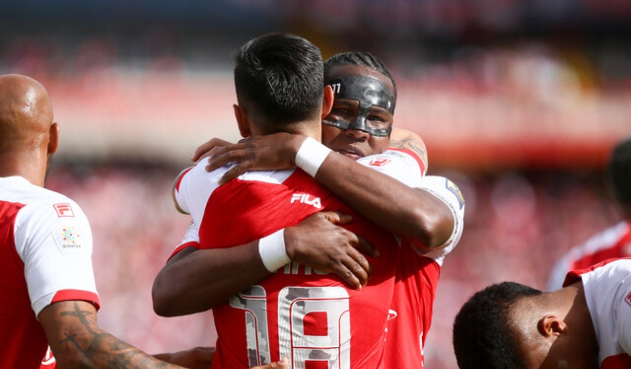Jugadores de Independiente Santa Fe celebrando un gol
