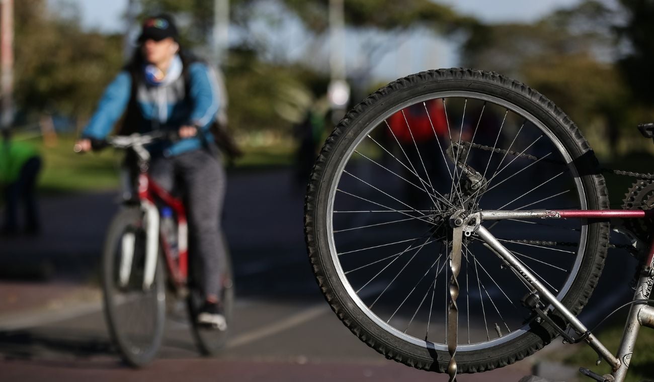Mujer montando bicicleta en la ciclovía
