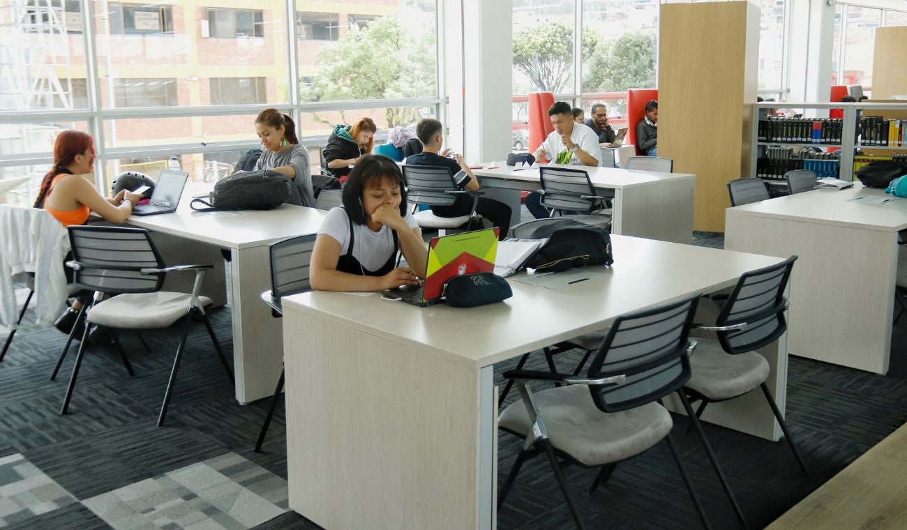 Estudiantes en la biblioteca de la Universidad Distrital