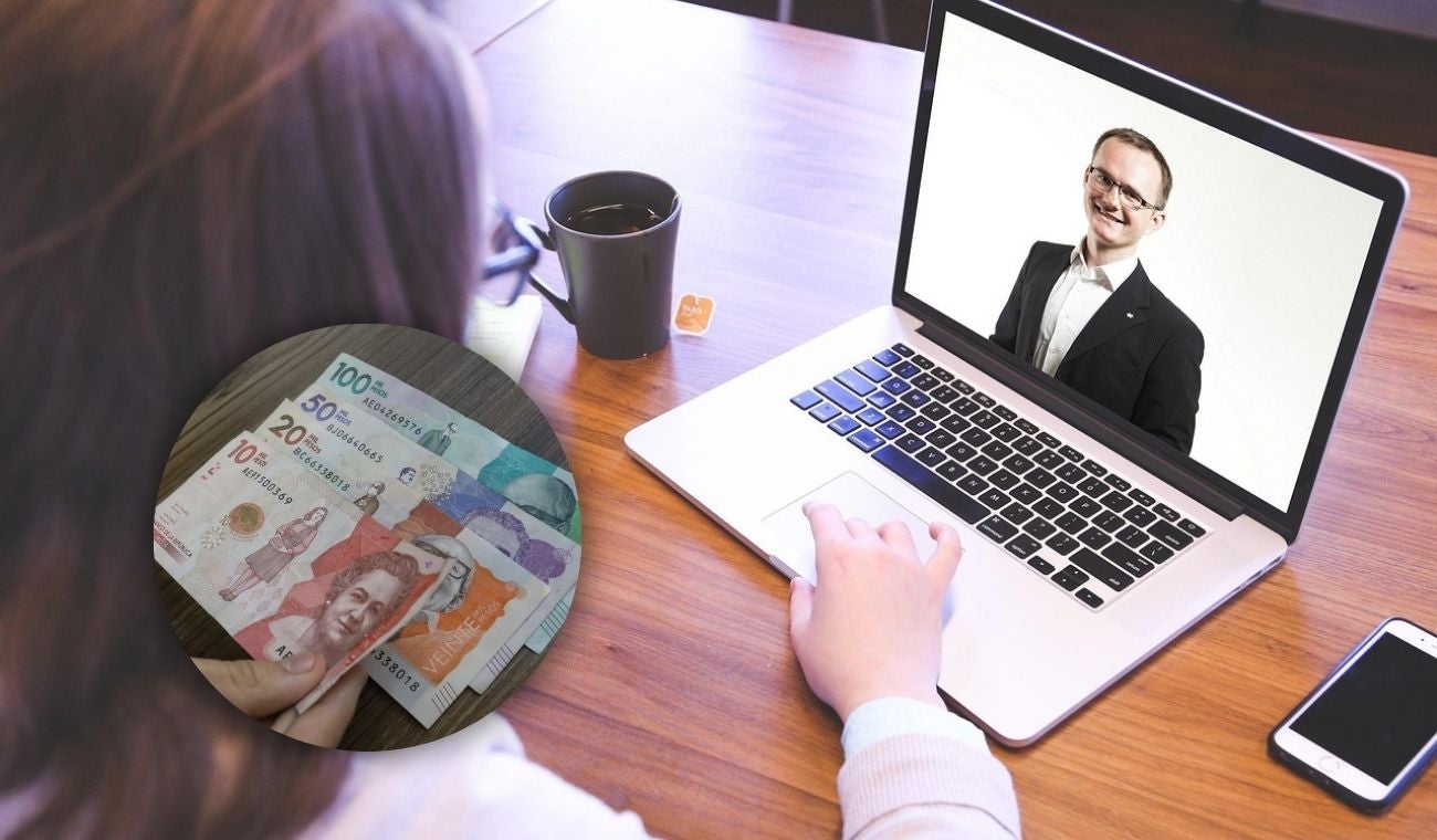 Mujer presentando entrevista de trabajo